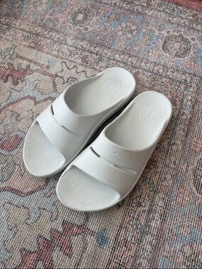 OOFOS OOahh White Recovery Slide Sandals